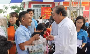 Phó Thủ tướng Thường trực Trương Hòa Bình thăm và tặng quà Tết cho công nhân tại Long An
