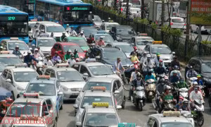 Giao thông hỗn loạn vì phương tiện trộn dòng