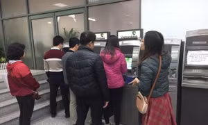 Cận Tết 'khóc dở, mếu dở' vì rút ATM không được tiền, tài khoản vẫn bị trừ
