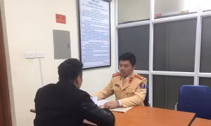 Xử nghiêm lái xe quay đầu trên cầu Chương Dương gây ùn tắc