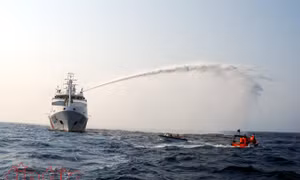 Cảnh sát biển Việt Nam và Trung Quốc luyện tập cứu hộ, cứu nạn tàu cá trên vùng biển Vịnh Bắc Bộ