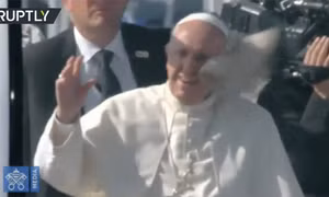 Phản ứng của Giáo hoàng Francis khi bất ngờ bị ném khăn trúng mặt