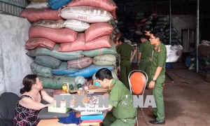 Công an thu giữ 3 tấn vỏ cà phê trộn sỏi và nhuộm bột pin tại Đắk Nông 