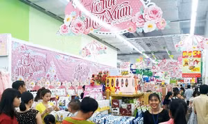 Khuyến mại hấp dẫn, khách chen chân mua quà 8/3 tại siêu thị
