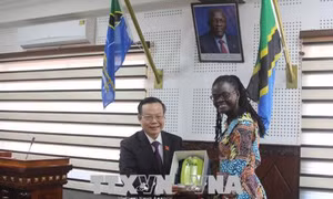 Phó Chủ tịch Quốc hội Phùng Quốc Hiển thăm và làm việc tại Tanzania