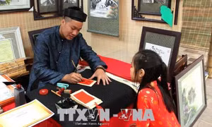 Bốn ngày Tết: Hơn 10 vạn lượt khách tham quan, 'xin chữ' tại Văn Miếu – Quốc Tử Giám 