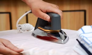 Bàn ủi quên tắt điện có tự động ngắt không?