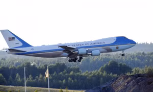 Muốn phá cách, Tổng thống Trump sơn lại chuyên cơ Không lực Một giống màu cờ Nga