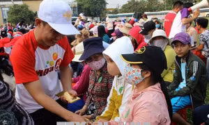 TP Hồ Chí Minh đưa 810 người bán vé số dạo về quê đón Tết