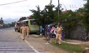Xe bus lao vào lề đường, ba người bị thương