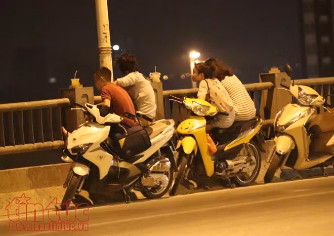 Nắng nóng kỷ lục, thanh niên nườm nượp lên cầu hóng mát ảnh 3