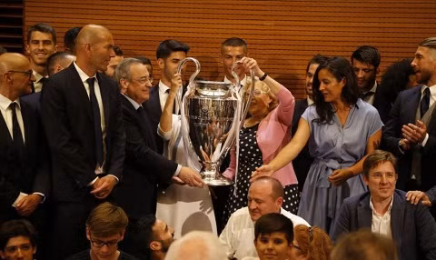 Choáng ngợp với hình ảnh Real Madrid khoe chiến tích Champions League ở Cibeles ảnh 4