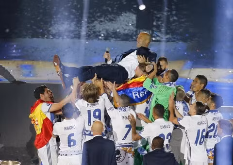 Choáng ngợp với hình ảnh Real Madrid khoe chiến tích Champions League ở Cibeles ảnh 18