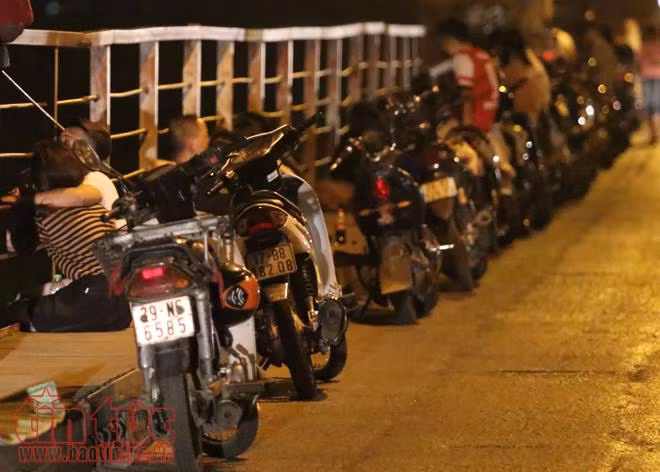 Nắng nóng kỷ lục, thanh niên nườm nượp lên cầu hóng mát ảnh 6