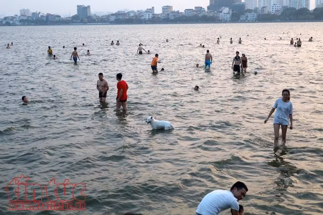 Bất chấp cảnh báo cấm bơi, người dân Hà Nội đổ xô ra sông hồ 'giải nhiệt' ảnh 10