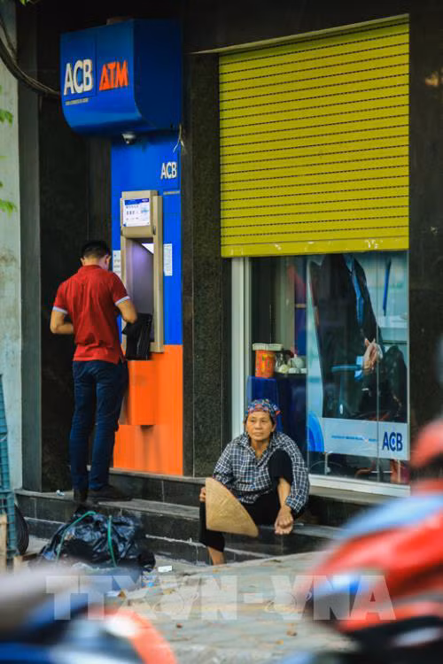 Người dân Hà Nội chật vật trong đợt nắng nóng gay gắt nhất từ đầu hè ảnh 15