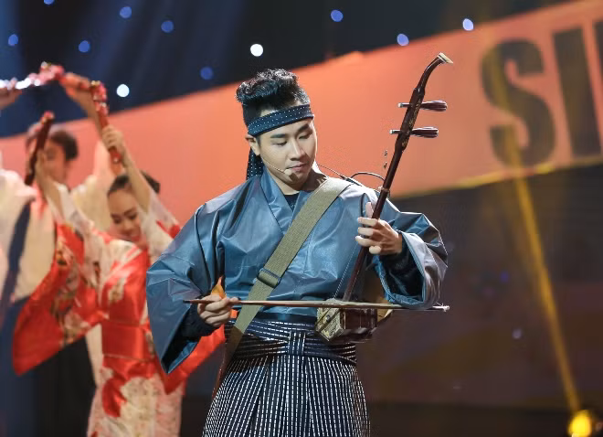 Nguyên Khang mặc kimono chơi nhạc cụ dân tộc tại chương trình 'Sinh ra để toả sáng' ảnh 1