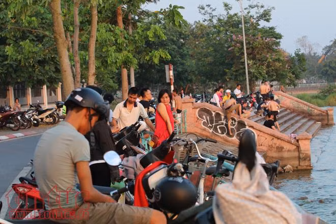 Bất chấp cảnh báo cấm bơi, người dân Hà Nội đổ xô ra sông hồ 'giải nhiệt' ảnh 5