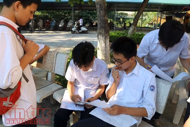 Thí sinh Hà Nội bật khóc vì đề thi Toán vào lớp 10 ảnh 3