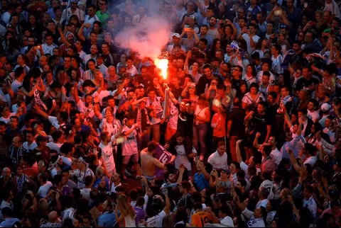 Choáng ngợp với hình ảnh Real Madrid khoe chiến tích Champions League ở Cibeles ảnh 15