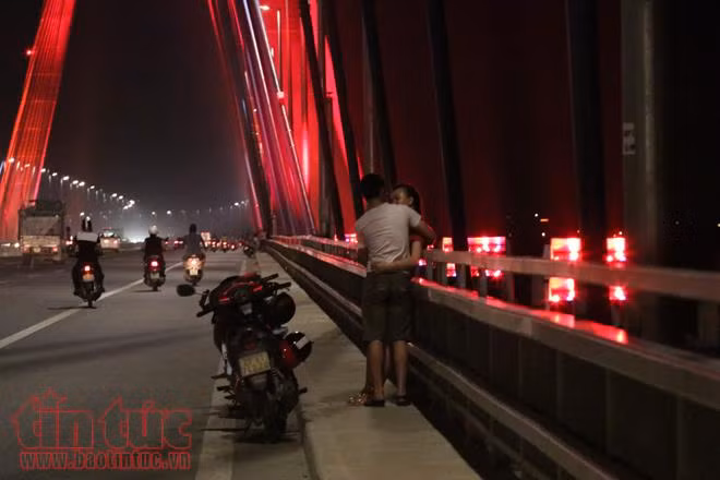Nắng nóng kỷ lục, thanh niên nườm nượp lên cầu hóng mát ảnh 8
