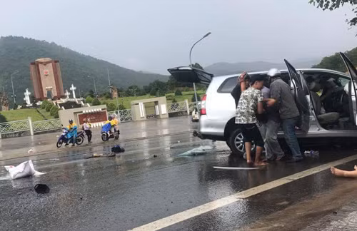 Hai xe ô tô đấu đầu trên quốc lộ 20 khiến 9 người bị thương ảnh 3