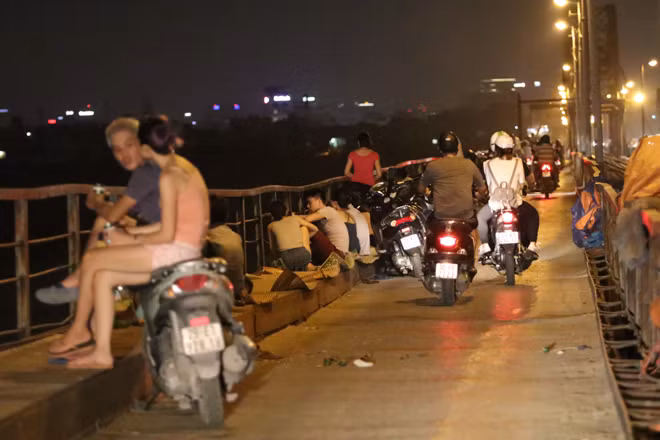 Nắng nóng kỷ lục, thanh niên nườm nượp lên cầu hóng mát ảnh 4