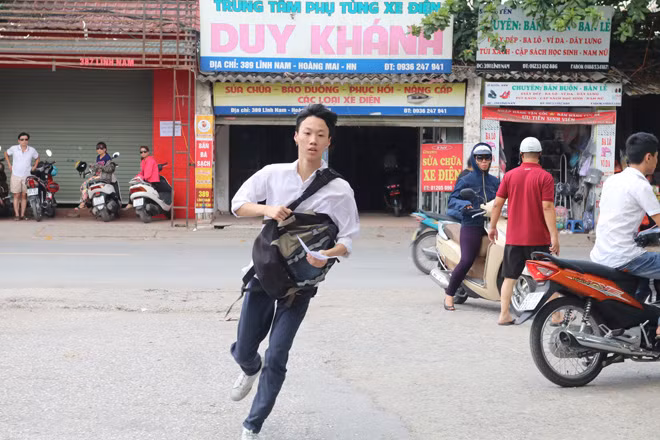 Nhiều thí sinh thi Toán vào 10 'hốt hoảng' vì quên giấy tờ ảnh 1