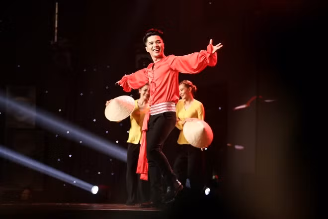 Thần tượng Bolero vòng bán kết: Đàm Vĩnh Hưng nằm dài trên sân khấu xem Ngọc Sơn nhảy ảnh 2