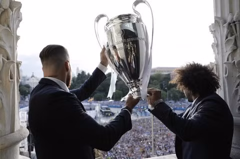 Choáng ngợp với hình ảnh Real Madrid khoe chiến tích Champions League ở Cibeles ảnh 7