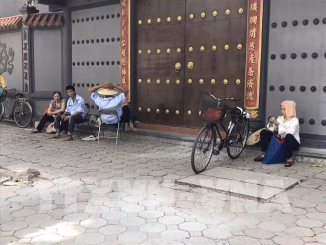 Người dân Hà Nội chật vật trong đợt nắng nóng gay gắt nhất từ đầu hè ảnh 3