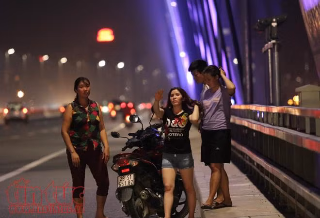 Nắng nóng kỷ lục, thanh niên nườm nượp lên cầu hóng mát ảnh 11