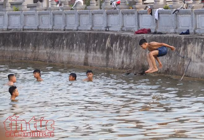 Bất chấp cảnh báo cấm bơi, người dân Hà Nội đổ xô ra sông hồ 'giải nhiệt' ảnh 3