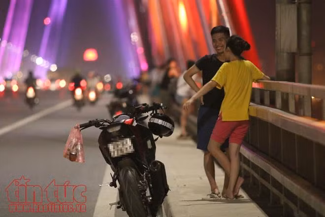 Nắng nóng kỷ lục, thanh niên nườm nượp lên cầu hóng mát ảnh 12