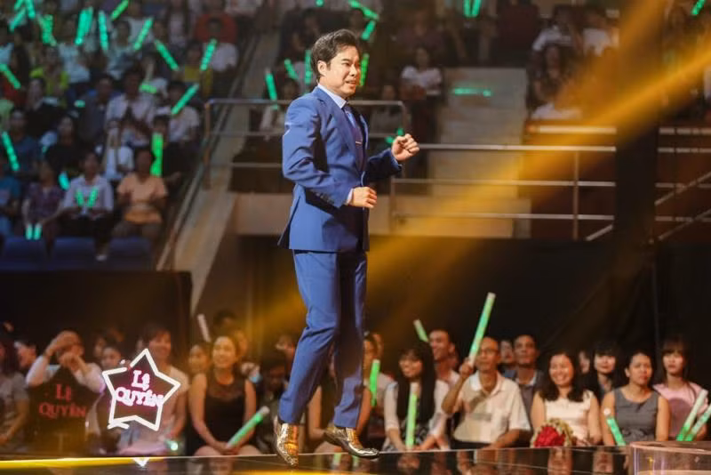 Hình ảnh Đàm Vĩnh Hưng 'nằm dài' trên sân khấu Bolero ảnh 2