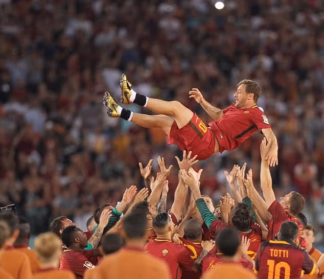 Francesco Totti nhận giải thưởng Chủ tịch UEFA cho “lòng trung thành và cống hiến” ảnh 2