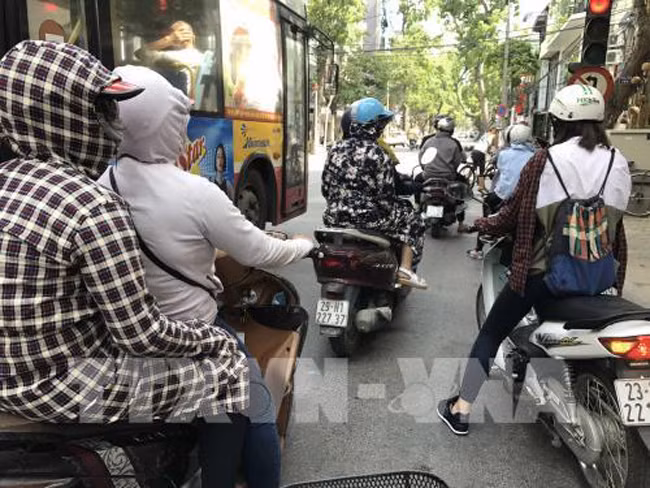 Người dân Hà Nội chật vật trong đợt nắng nóng gay gắt nhất từ đầu hè ảnh 2