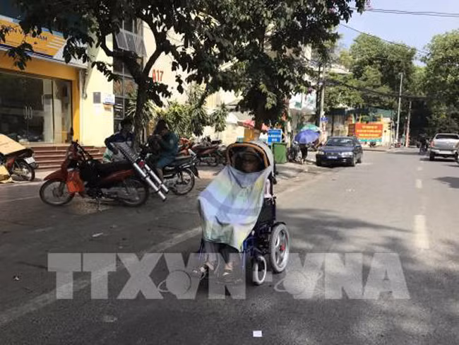 Người dân Hà Nội chật vật trong đợt nắng nóng gay gắt nhất từ đầu hè ảnh 1