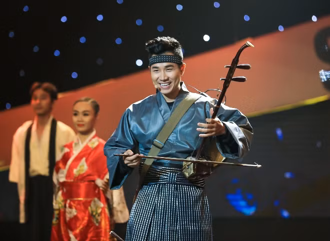 Nguyên Khang mặc kimono chơi nhạc cụ dân tộc tại chương trình 'Sinh ra để toả sáng' ảnh 6