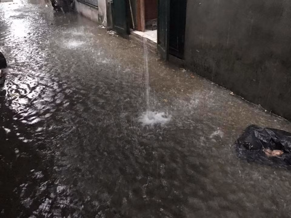 Hà Nội đón 'cơn mưa vàng' giải nhiệt, nhiều con ngõ ngập nước ảnh 7