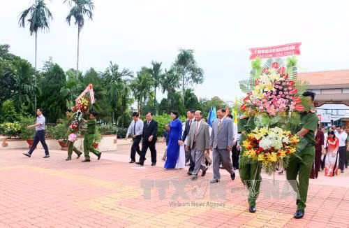 Dâng hương kỷ niệm 105 năm Ngày sinh Chủ tịch Hội đồng Bộ trưởng Phạm Hùng ảnh 1