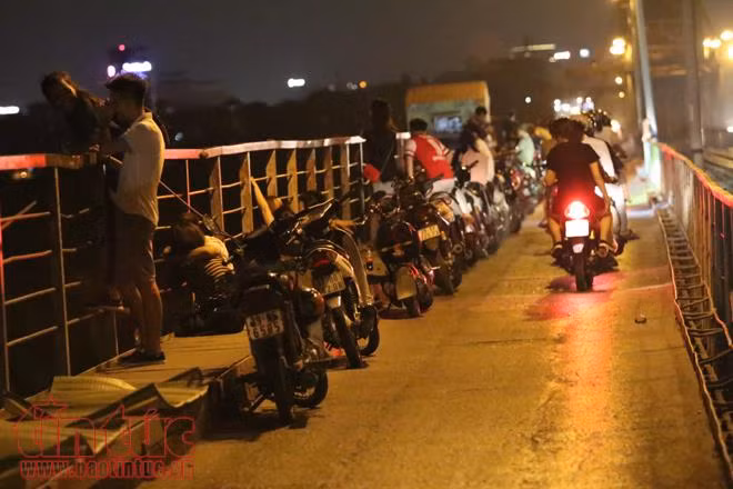 Nắng nóng kỷ lục, thanh niên nườm nượp lên cầu hóng mát ảnh 7