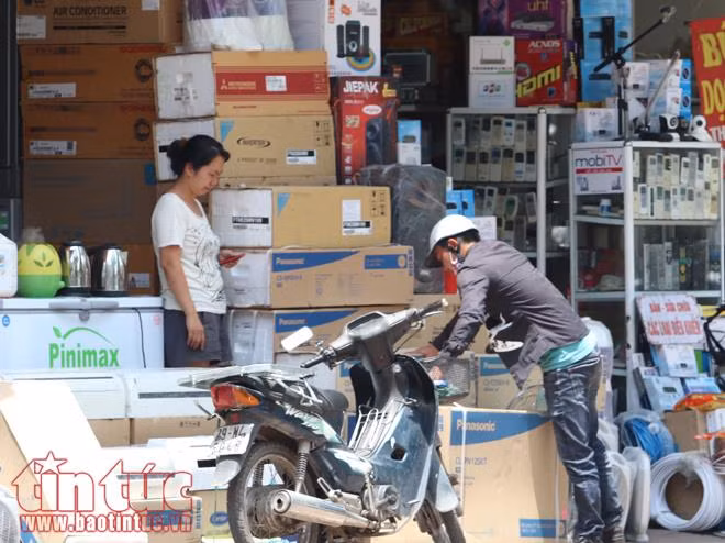 Người Hà Nội chống chọi với cái nắng nóng 'cháy da cháy thịt' ảnh 9