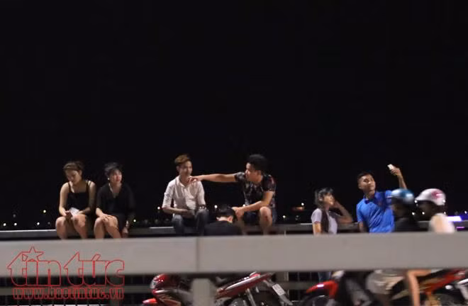 Nắng nóng kỷ lục, thanh niên nườm nượp lên cầu hóng mát ảnh 13