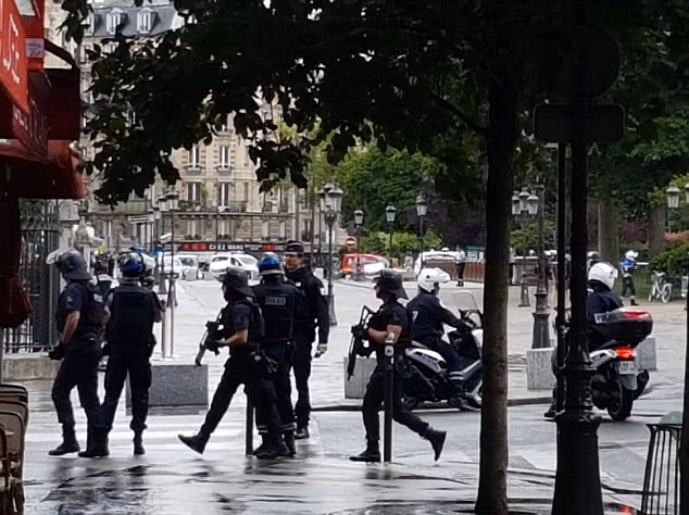 Tấn công trước Nhà thờ Đức bà Paris, cảnh sát Pháp phong tỏa, 2.000 du khách mắc kẹt ảnh 4