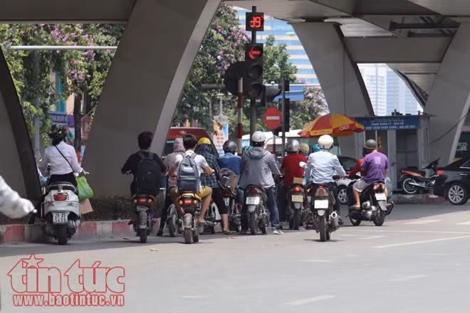 Người Hà Nội chống chọi với cái nắng nóng 'cháy da cháy thịt' ảnh 4