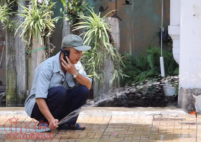 Người Hà Nội chống chọi với cái nắng nóng 'cháy da cháy thịt' ảnh 5