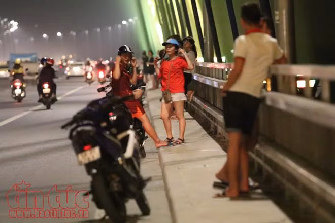 Nắng nóng kỷ lục, thanh niên nườm nượp lên cầu hóng mát ảnh 9