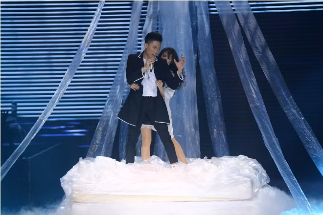 Chung kết The Voice 2017: Anh Tú day dứt khi làm người thứ ba ảnh 7