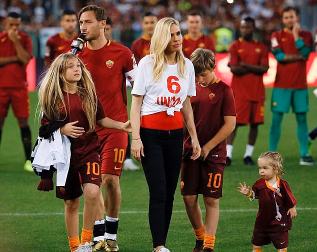 Francesco Totti nhận giải thưởng Chủ tịch UEFA cho “lòng trung thành và cống hiến” ảnh 3